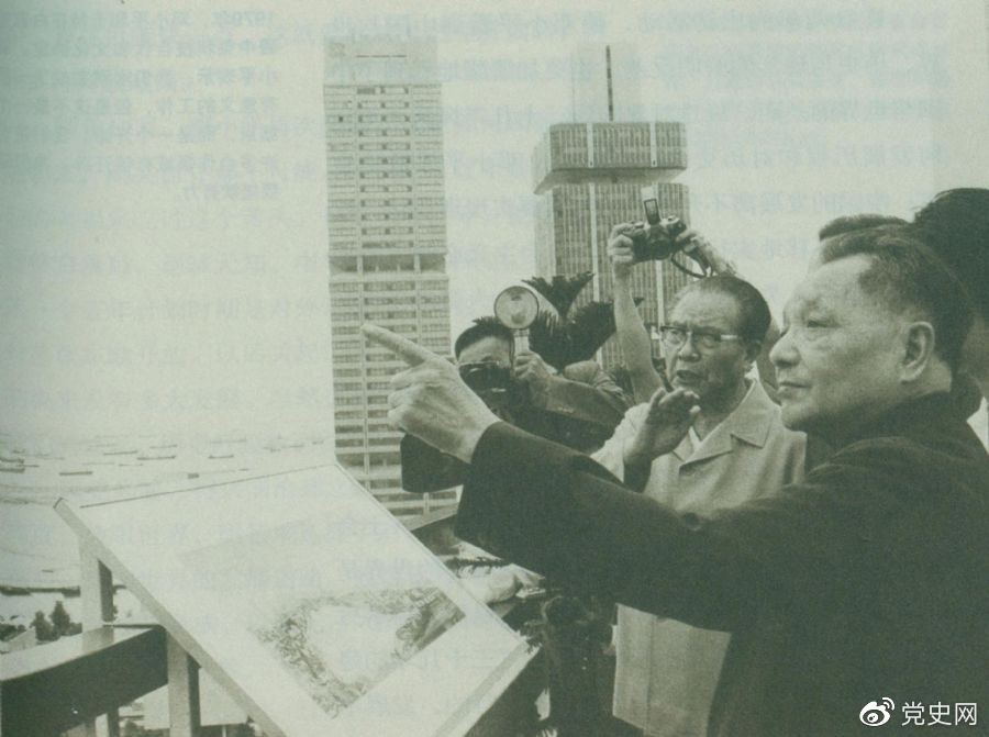 　　1978年11月13日，邓小平在新加坡住房和发展局听取关于新加坡公共住房计划情况的介绍后，登上办公大厦楼顶，瞭望周围一幢幢新建成的公共住房，赞扬新加坡在解决住房方面所作的努力。