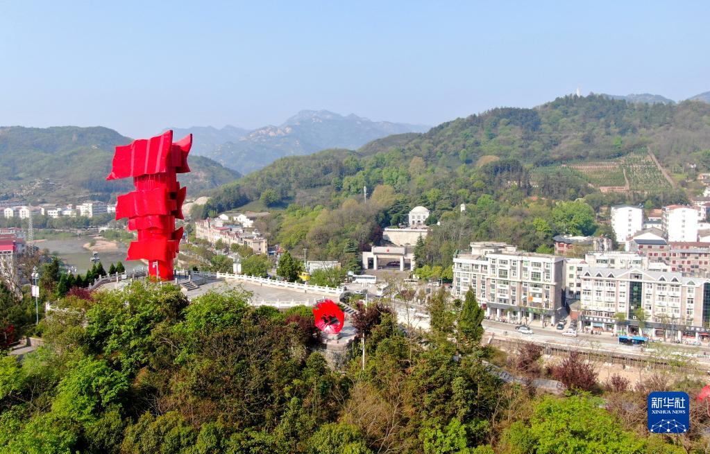 　　这是鄂豫皖苏区首府革命博物馆附近的英雄山上的“红旗飘飘”主题雕塑（2021年4月9日摄，无人机照片）。新华社发