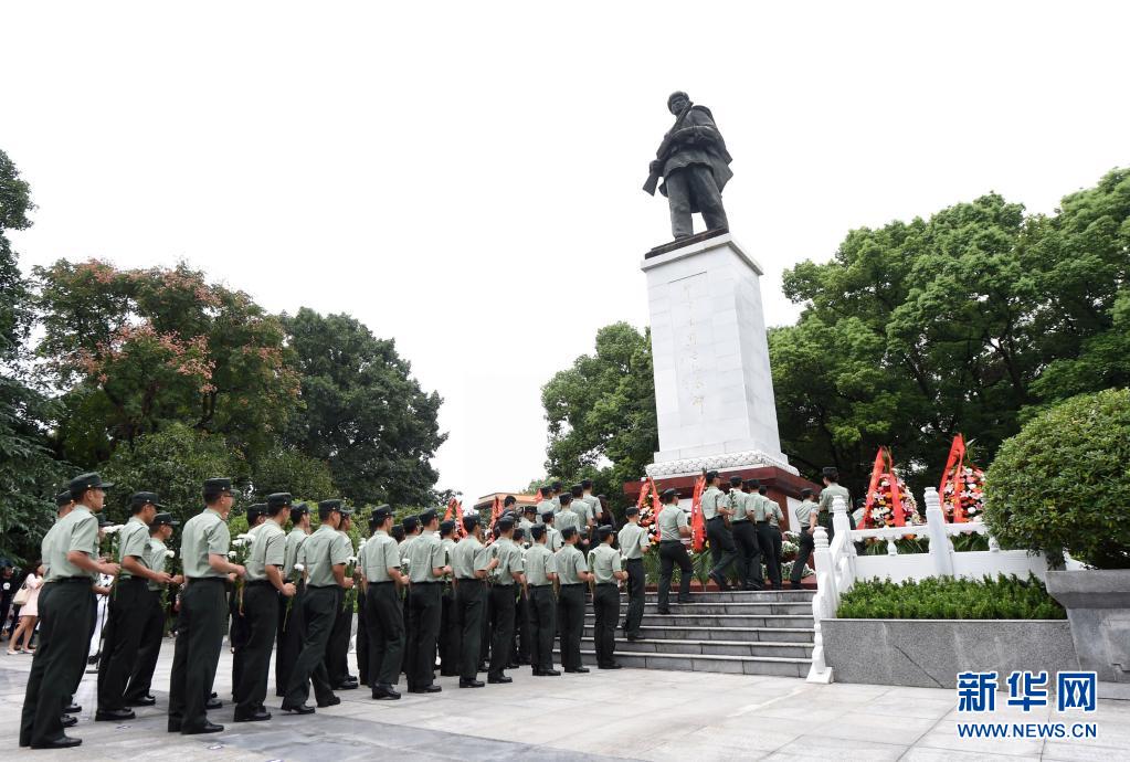 在位于重庆市铜梁区的邱少云烈士纪念馆，武警官兵向邱少云烈士纪念碑献花（2017年9月30日摄）。新华社记者 唐奕 摄